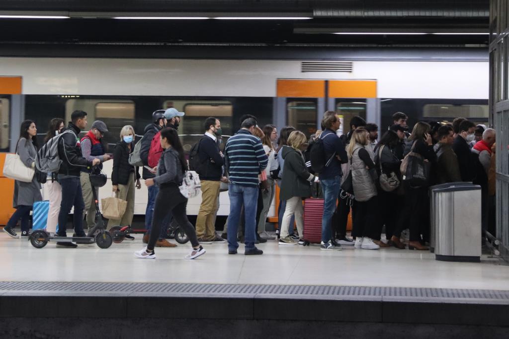 Aglomeracions i retards a Renfe en el primer dia de vaga: 