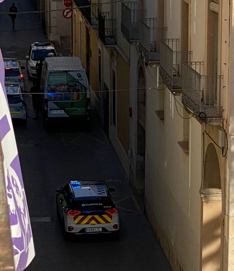 Alarma a la plaça de la Vila per un rodatge amb armes de foc que no va ser notificat. EIX