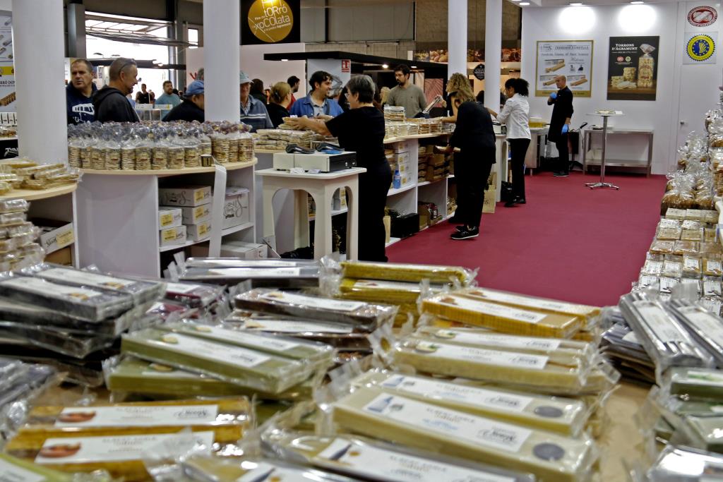 Alguns dels productes que es venen a la Fira del Torró i la xocolata a la pedra d'Agramunt . ACN / Laura Cortés