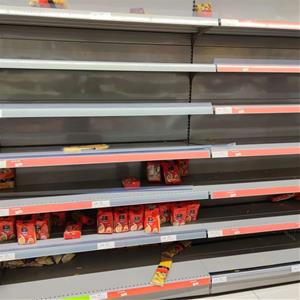 Allau de compres als supermercats del Penedès i Garraf per un missatge viral que alerta d'un suposat desabastiment . Miquel Casellas