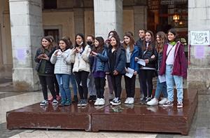 Alumnes de l'Escola Sant Jordi llegint un manifest a Vilanova