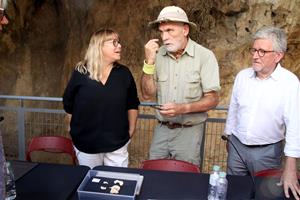 Apareixen fragments d'un crani de neandertal a l'Abric Romaní, la primera resta humana després de 40 anys d'excavacions