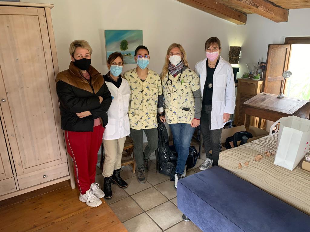 Aquest dilluns, dues metgesses de família i dues pediatres han visitat els refugiats allotjats a la casa rural de Torrelles. Ajuntament de Torrelles