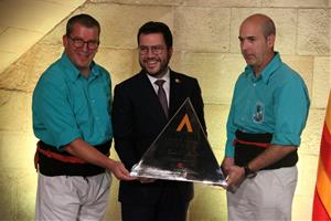 Aragonès rep els Castellers de Vilafranca per atorgar-los el premi del Concurs de Castells. ACN