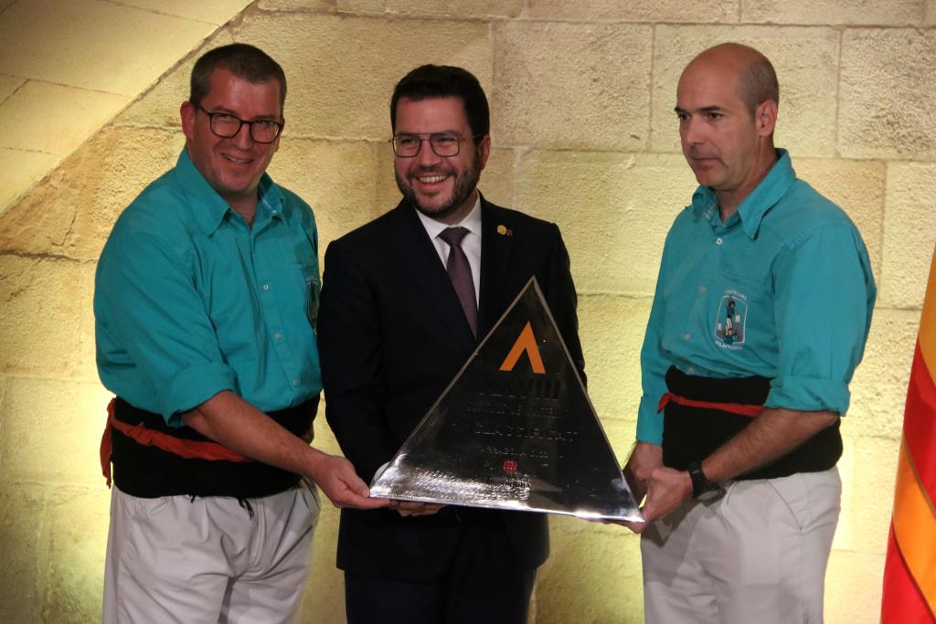 Aragonès rep els Castellers de Vilafranca per atorgar-los el premi del Concurs de Castells. ACN