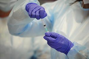 Argimon preveu que a la tardor es posi la quarta dosi de la vacuna contra la covid als majors de 80 anys. ACN
