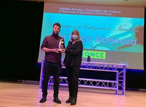 Arià Paco guanya la 24a edició del Premi Roc Boronat amb la novel·la 'Covarda, vella, tan salvatge'. ONCE