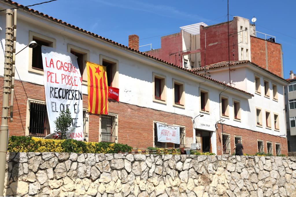 Arran ocupa l'antiga caserna de la Guàrdia Civil a Sant Sadurní d'Anoia, en desús des de fa 14 anys. ACN