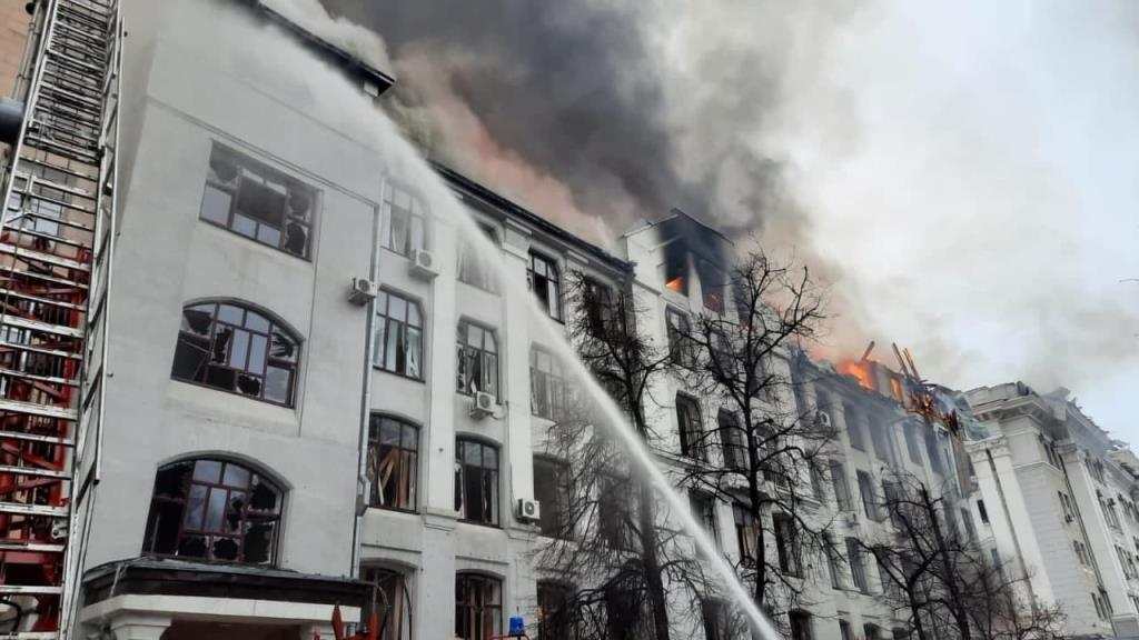 Atac de Rússia amb un coet a un edifici a Khàrkiv . ACN