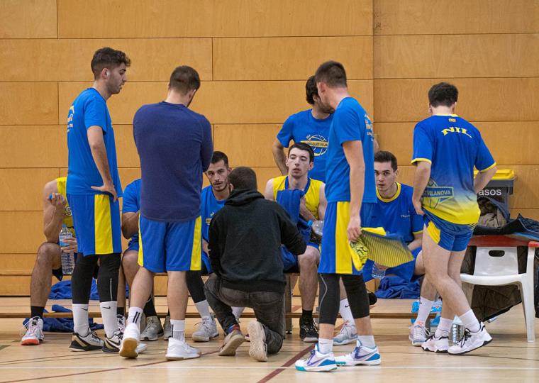 Banqueta del CNB Vilanova en un temps mort. Eix