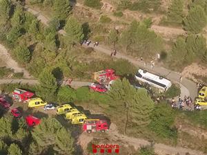 Bolca un autocar que transportava una cinquantena de persones en un camí secundari de l'Anoia. Bombers