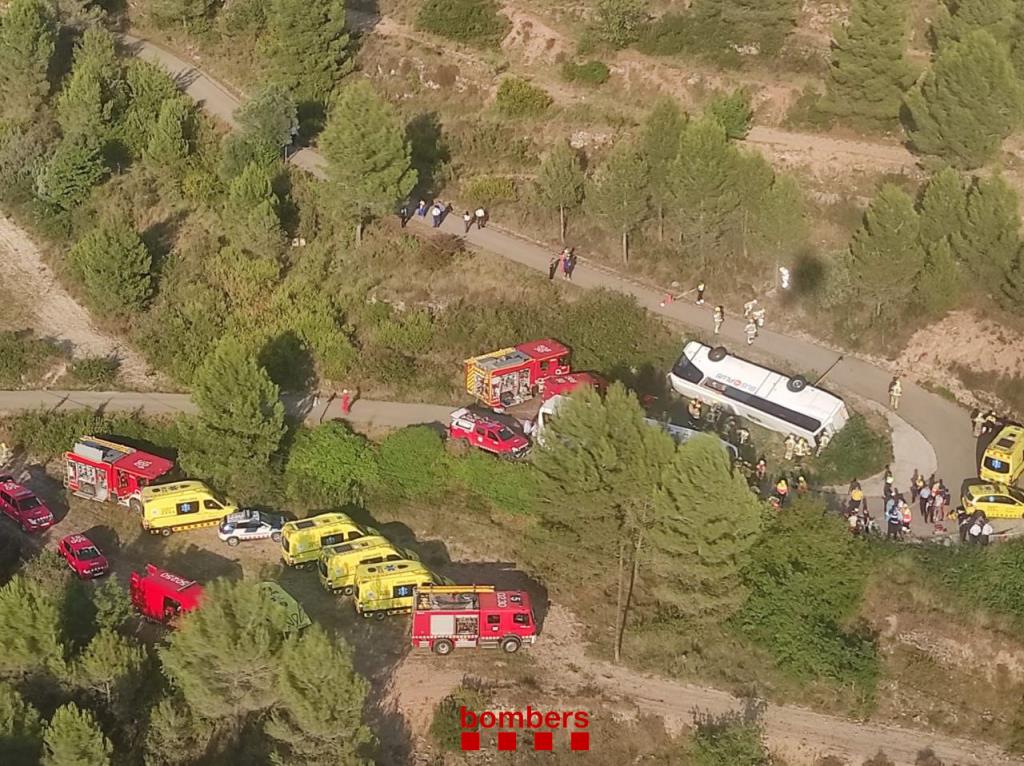 Bolca un autocar que transportava una cinquantena de persones en un camí secundari de l'Anoia. Bombers