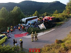 Bolca un autocar que transportava una cinquantena de persones en un camí secundari de l'Anoia