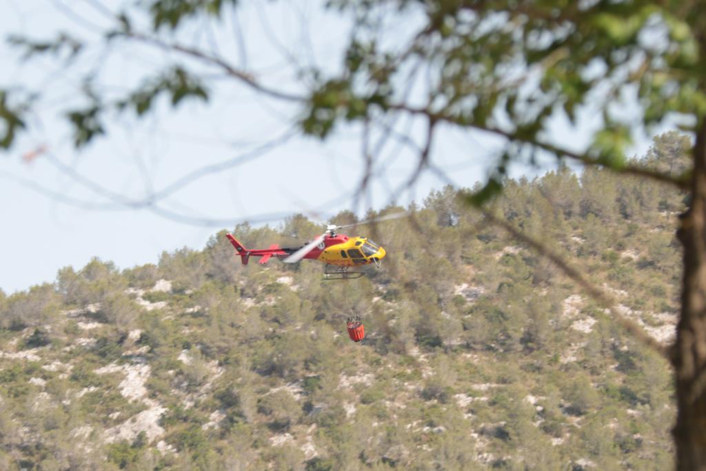 Bombers espera que el cap de l'incendi d'Olivella 