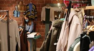 Brussel·les posa el focus en la moda ràpida i proposa allargar la vida de la roba amb requisits mínims en la fabricació.. ACN