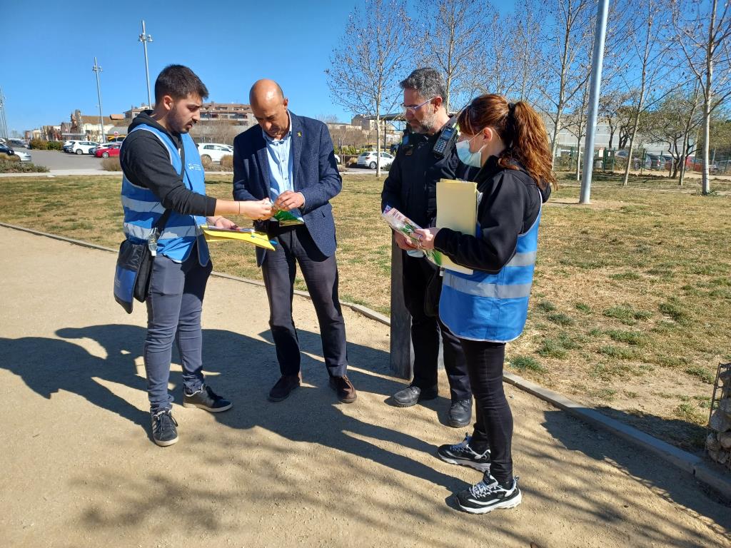 Campanya de la policia de Vilafranca per controlar les actituds incíviques de propietaris de gossos. Ajuntament de Vilafranca