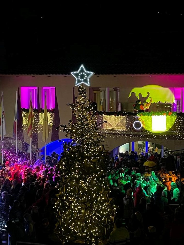 Canyelles escalfa l'ambient nadalenc amb l'encesa de llums i l'estrena d'una nadala pròpia. Ajuntament de Canyelles