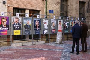 Cartells electorals a les eleccions franceses. ACN 