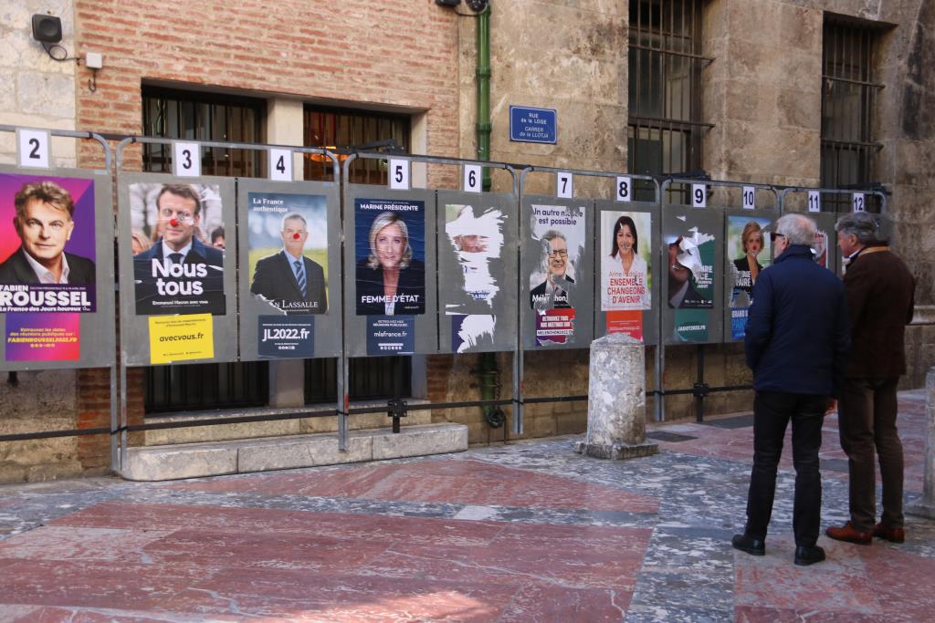 Cartells electorals a les eleccions franceses. ACN 