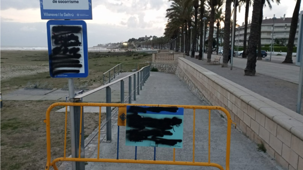 Cartells informatius de la prohibició d’accés amb gossos a la zona de nidificació del Corriol camanegre a la Platja de Ribes roges de Vilanova i la Ge