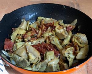 Carxofes saltades amb pernil. AMIC - Getty Images