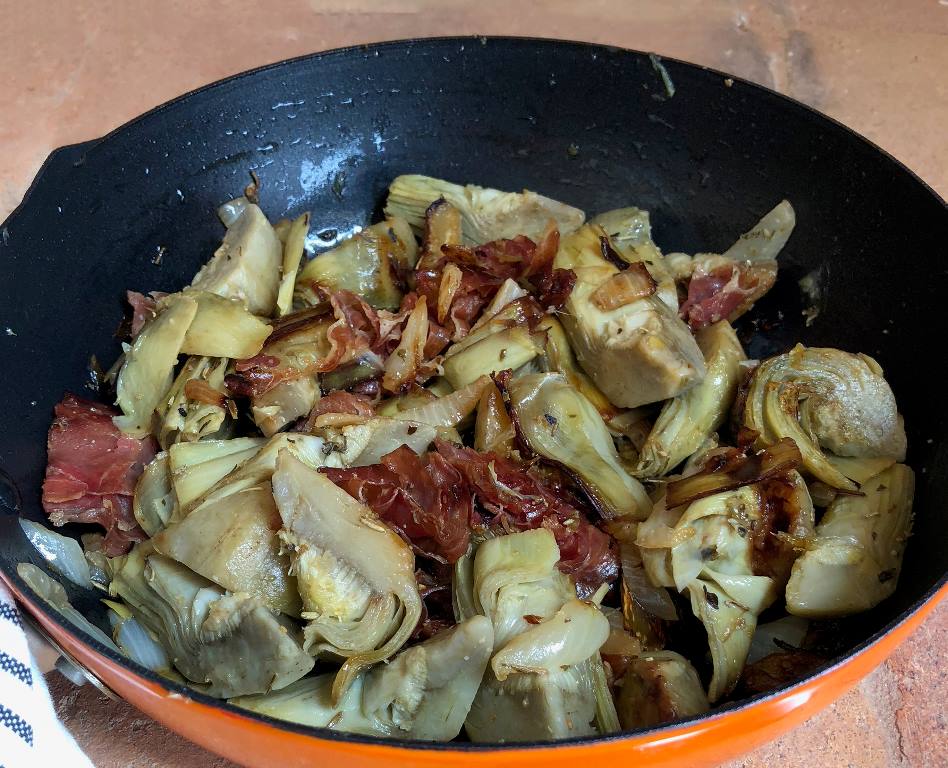 Carxofes saltades amb pernil. AMIC - Getty Images