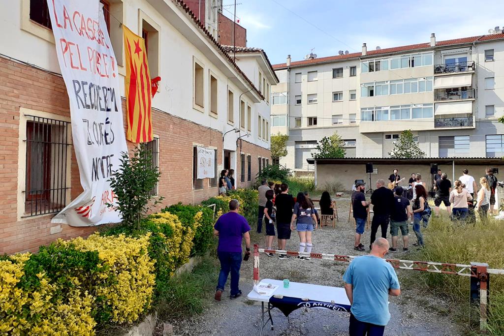 Caserna de la Guàrdia Civil ocupada  per Arran Sant Sadurní . Eix