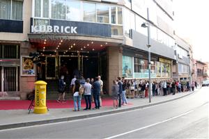 Catifa vermella, butaques plenes i una gran producció en pantalla: reobre el cinema Kubrick de Vilafranca. ACN