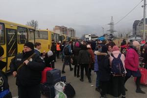 Ciutadans abandonant Kíev aprofitant un dels corredors humanitaris. ACN