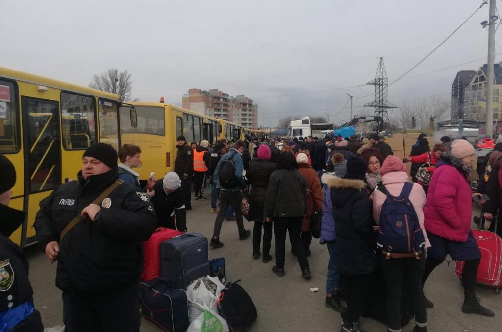 Ciutadans abandonant Kíev aprofitant un dels corredors humanitaris. ACN