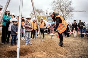 Col·locada la primera pedra del nou institut escola de Les Roquetes
