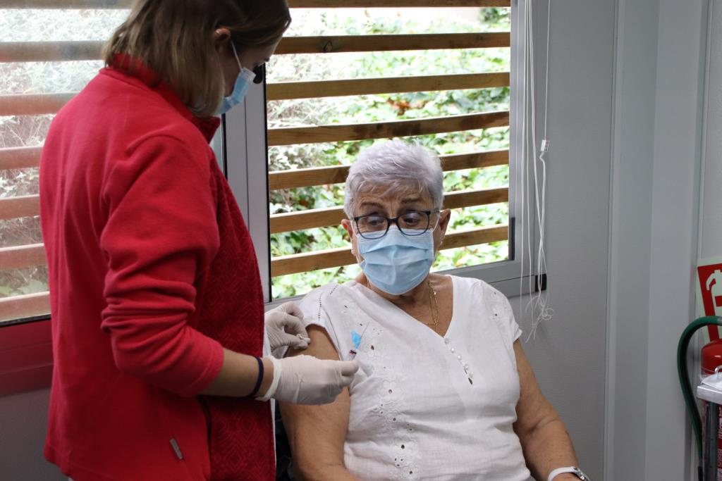 Comença simultàniament la vacunació contra la grip i la quarta dosi de la covid-19 als majors de 60 anys. ACN