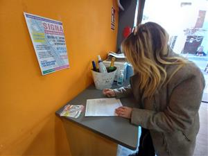Comerciants de la rambla Samà de Vilanova recullen signatures contra la reordenació del trànsit. DEP