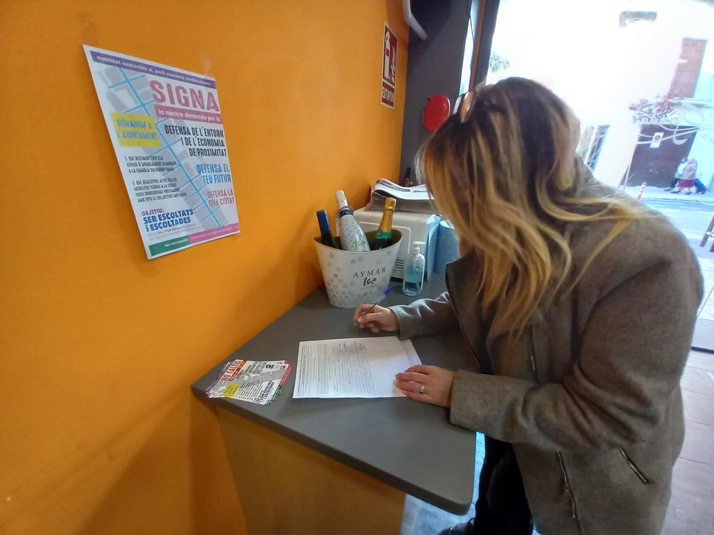 Comerciants de la rambla Samà de Vilanova recullen signatures contra la reordenació del trànsit. DEP