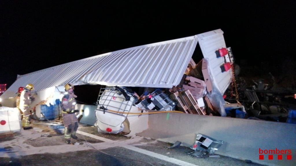 Cremen dos camions en un accident de trànsit a l'AP-2 a Banyeres del Penedès. Bombers