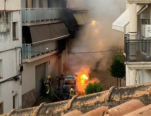 Cremen una moto al carrer Barcelona de Les Roquetes aquesta matinada. EIX