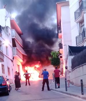 Cremen una moto al carrer Barcelona de Les Roquetes aquesta matinada