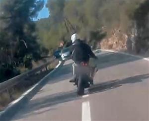 Denuncien un motorista per conduir de forma temerària per la carretera del pantà del Foix. Mossos d'Esquadra