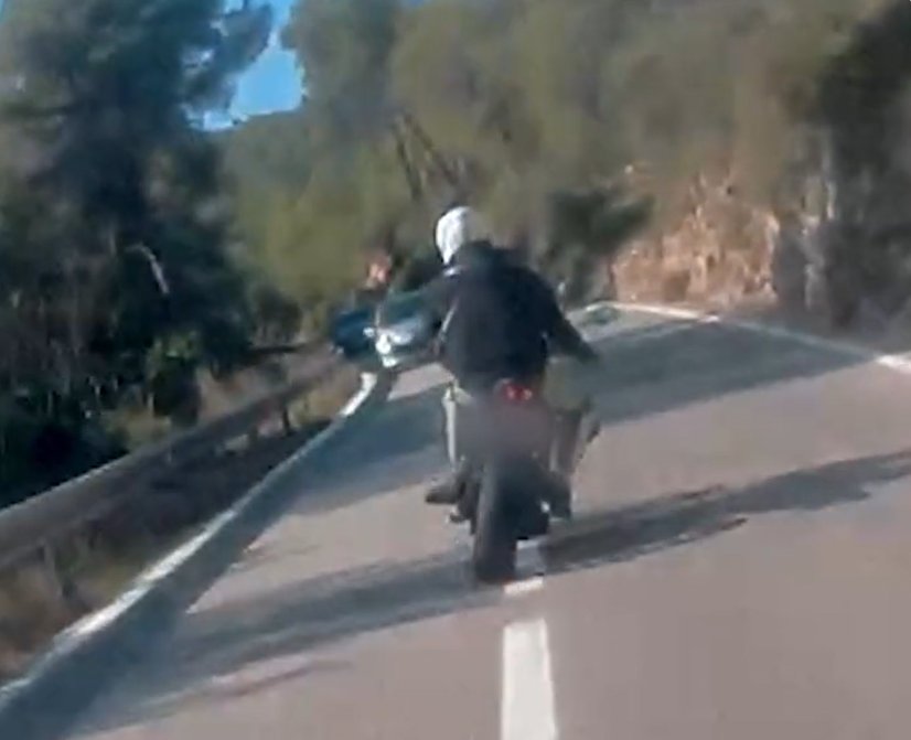 Denuncien un motorista per conduir de forma temerària per la carretera del pantà del Foix. Mossos d'Esquadra