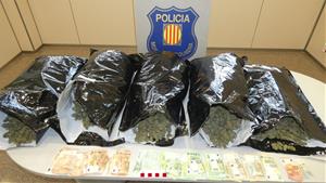 Detenen dos homes al Vendrell quan transportaven 14 quilos de marihuana. Mossos d'Esquadra