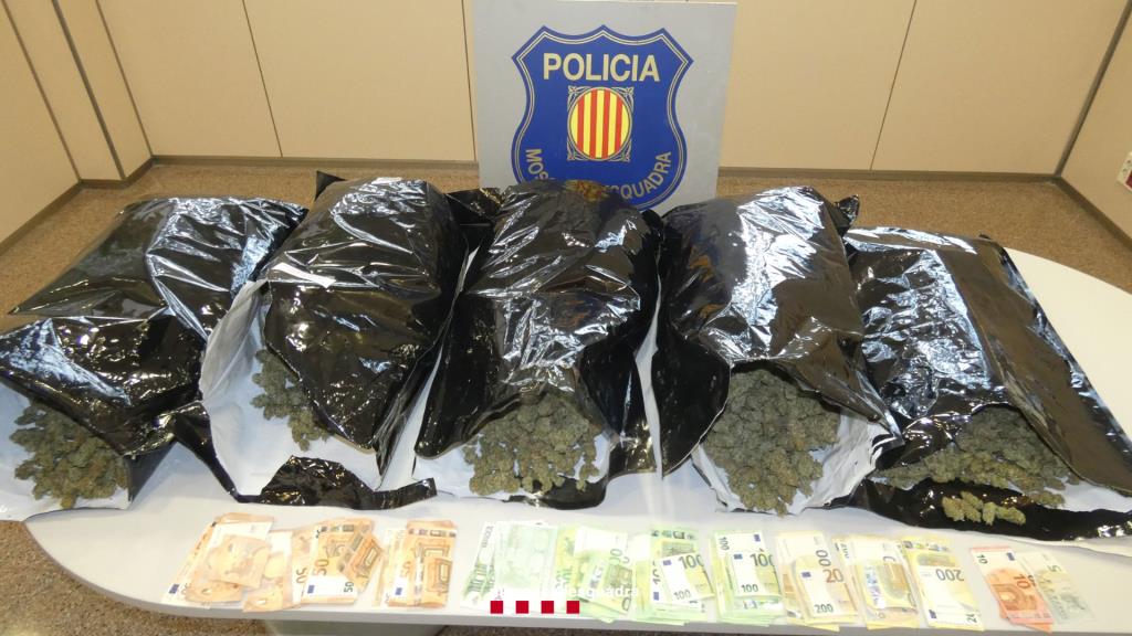 Detenen dos homes al Vendrell quan transportaven 14 quilos de marihuana. Mossos d'Esquadra