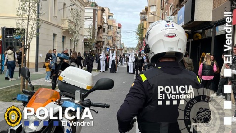 Detenen dos homes durant la processó de Diumenge de Rams del Vendrell. Policia local del Vendrel