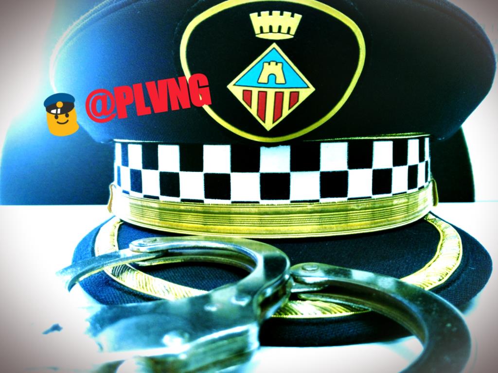 Detinguda a Vilanova per intent d'homicidi una dona que va llençar un test pel balcó a un veí. Policia local de Vilanova