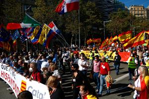 Diverses persones a la manifestació del 12-O a Barcelona. ACN / Guillem Roset