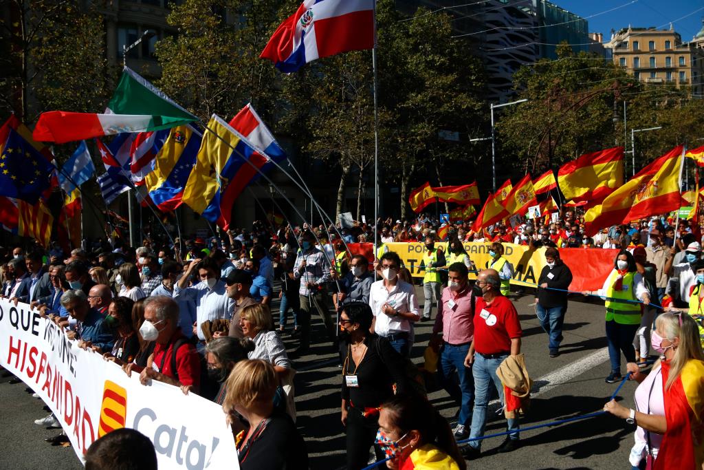 Diverses persones a la manifestació del 12-O a Barcelona. ACN / Guillem Roset