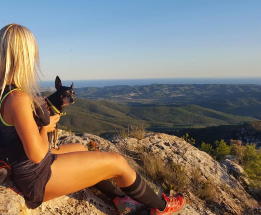 Dos pitbull ataquen una dona i maten el seu gos a Calafell. Raquel Torres