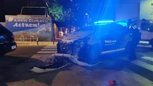 Dos policies de Vilanova, ferits en un accident aquesta matinada contra un conductor ebri. Policia local de Vilanova