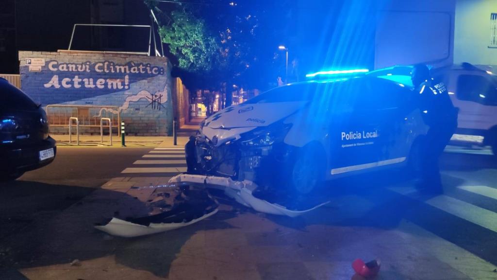 Dos policies de Vilanova, ferits en un accident aquesta matinada contra un conductor ebri. Policia local de Vilanova