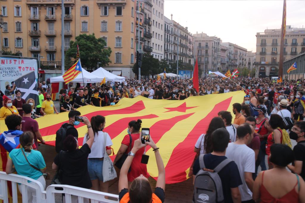 El 60% dels catalans aposta per una via pactada per resoldre el conflicte i un 11% per la independència unilateral. ACN