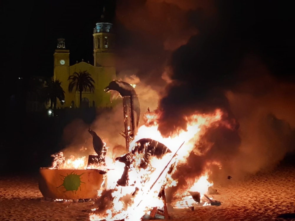 El Carnaval de Sitges enterra el Carnestoltes . Ajuntament de Sitges